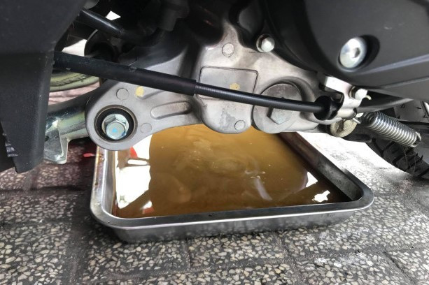 Những hạng mục cần kiểm tra sau khi đi xe máy vào vùng ngập- Ảnh 2.