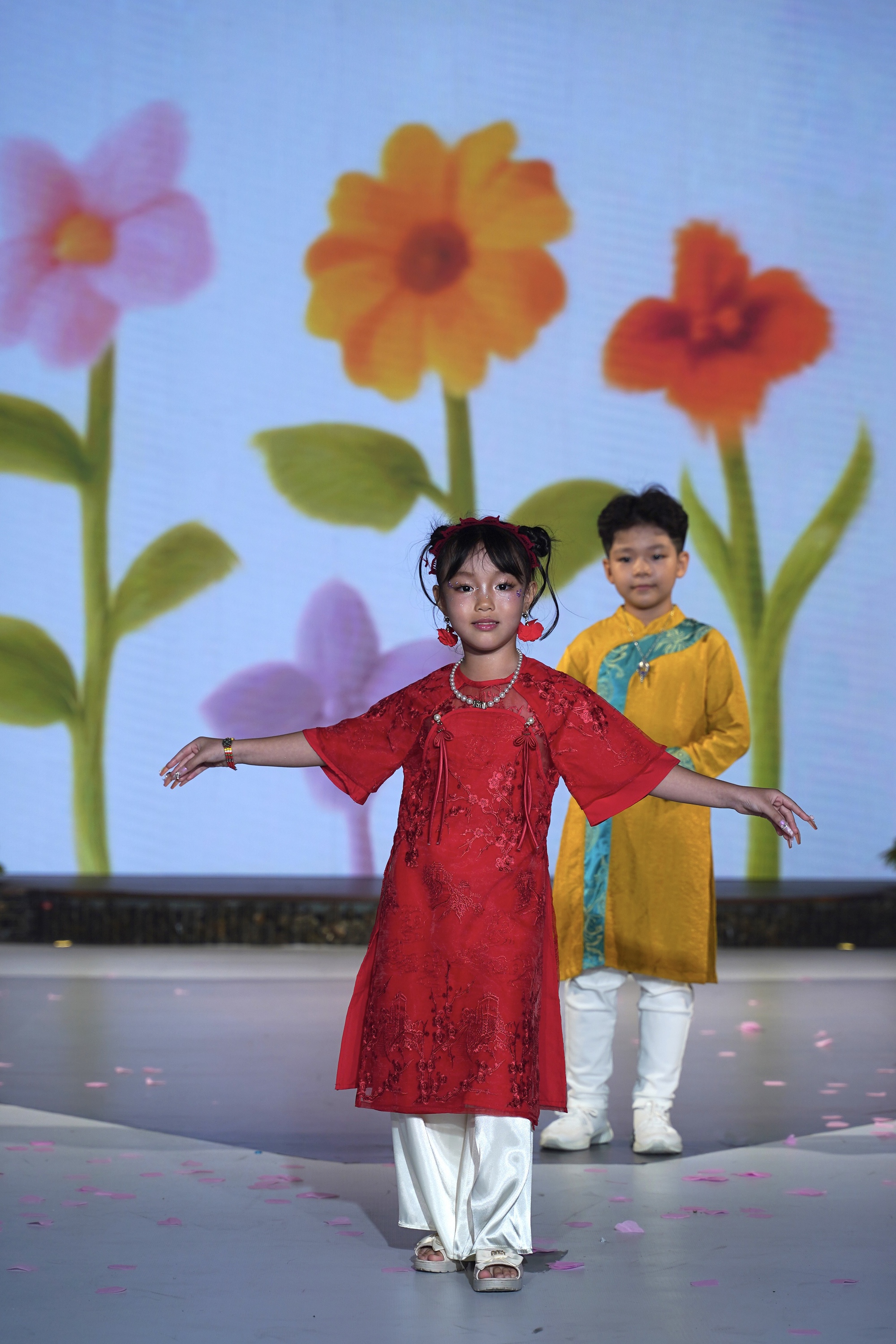 "Em bé chất" làm vedette, khuấy động sàn diễn thời trang nhí- Ảnh 8.