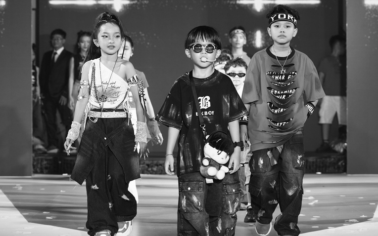 "Em bé chất" làm vedette, khuấy động sàn diễn thời trang nhí- Ảnh 1.