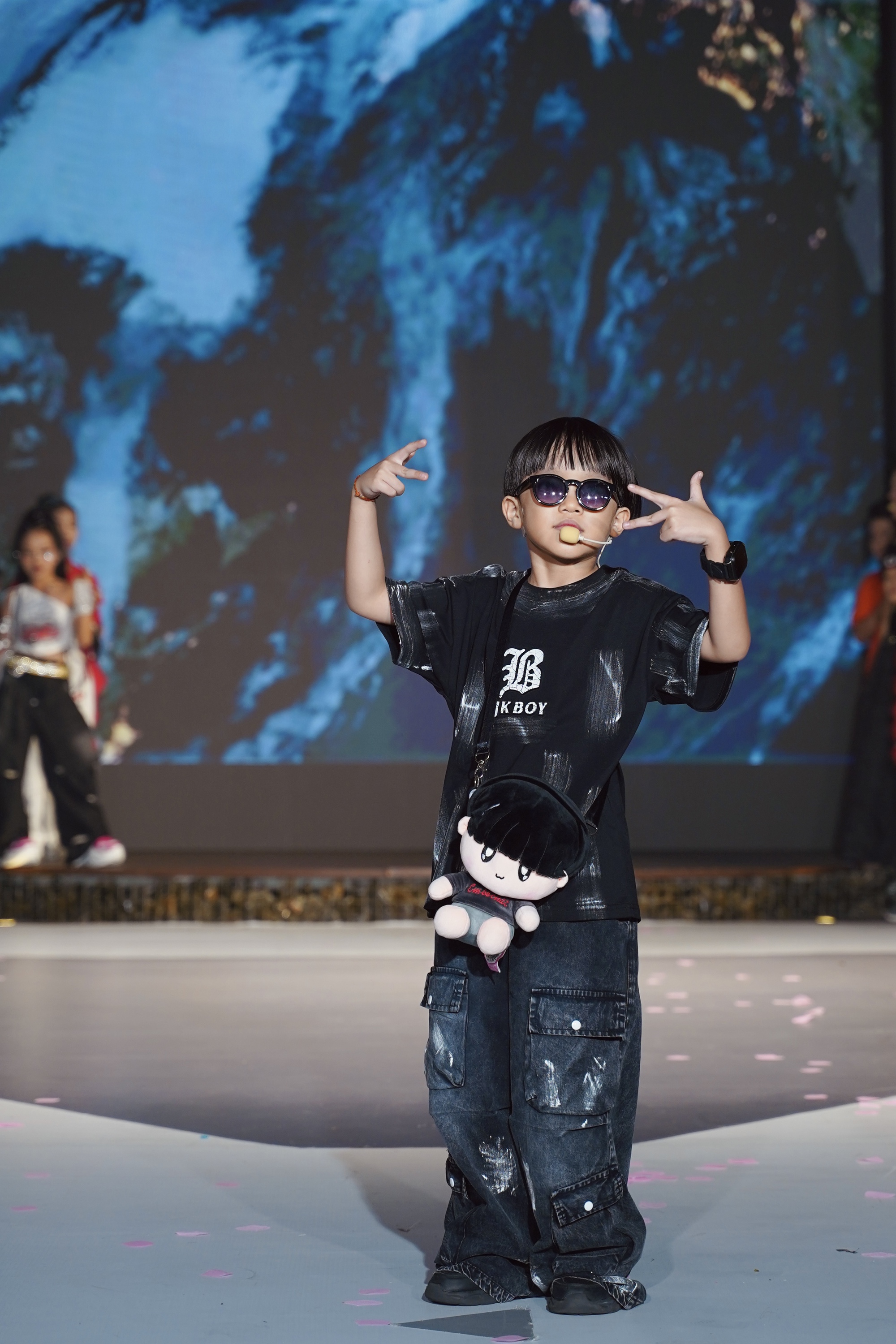 "Em bé chất" làm vedette, khuấy động sàn diễn thời trang nhí- Ảnh 2.
