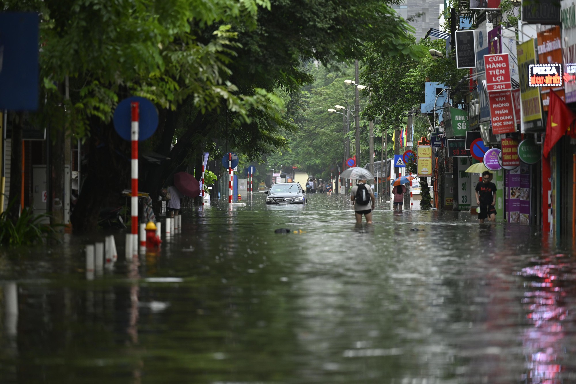 H&agrave; Nội mưa ngập, c&ocirc; g&aacute;i vẫn ham đ&aacute;nh pickleball v&igrave; s&acirc;n gi&aacute; rẻ, c&aacute;i kết kh&ocirc;ng ai ngờ tới- Ảnh 2.