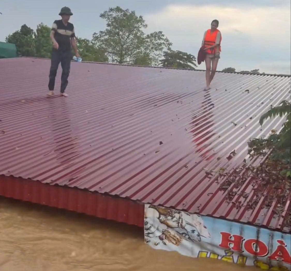 VIDEO: Mưa ngập tới m&aacute;i nh&agrave;, người d&acirc;n Th&aacute;i nguy&ecirc;n cầu cứu khắp nơi- Ảnh 6.