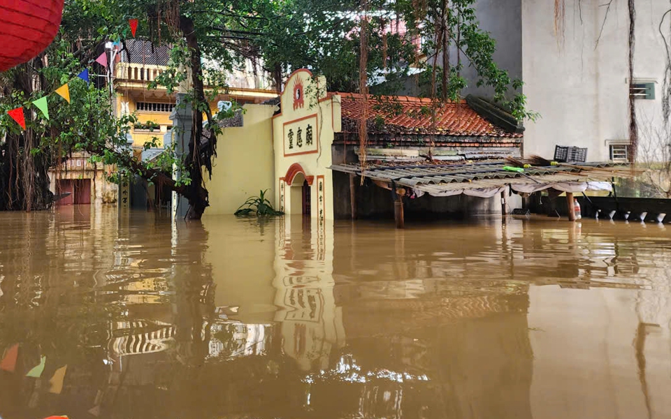 Th&aacute;i Nguy&ecirc;n lũ vượt đỉnh lịch sử, người d&acirc;n suốt đ&ecirc;m cầu cứu; Bắc Ninh tr&agrave;n đ&ecirc;, to&agrave;n bộ 61 th&ocirc;n bị ngập