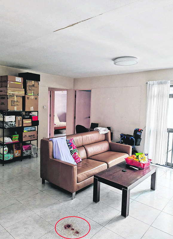 Thấy trần nhà có chất lỏng lạ ngấm xuống, gia chủ báo cảnh sát, phát hiện bí mật ám ảnh ở tầng trên- Ảnh 1. Thấy trần nhà có chất lỏng lạ ngấm xuống, gia chủ báo cảnh sát, phát hiện bí mật ám ảnh ở tầng trên- Ảnh 1.