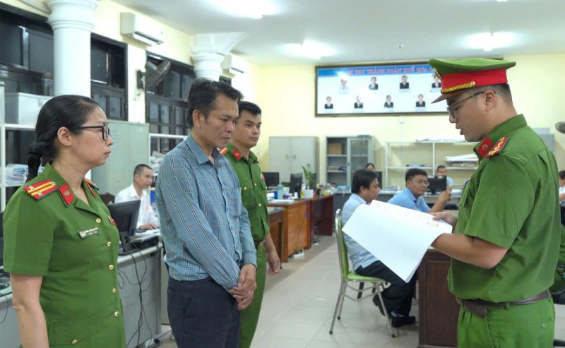 Bắt, khám xét nơi ở, nơi làm việc của nguyên phó chủ tịch phường Dương Đăng Khoa- Ảnh 1.