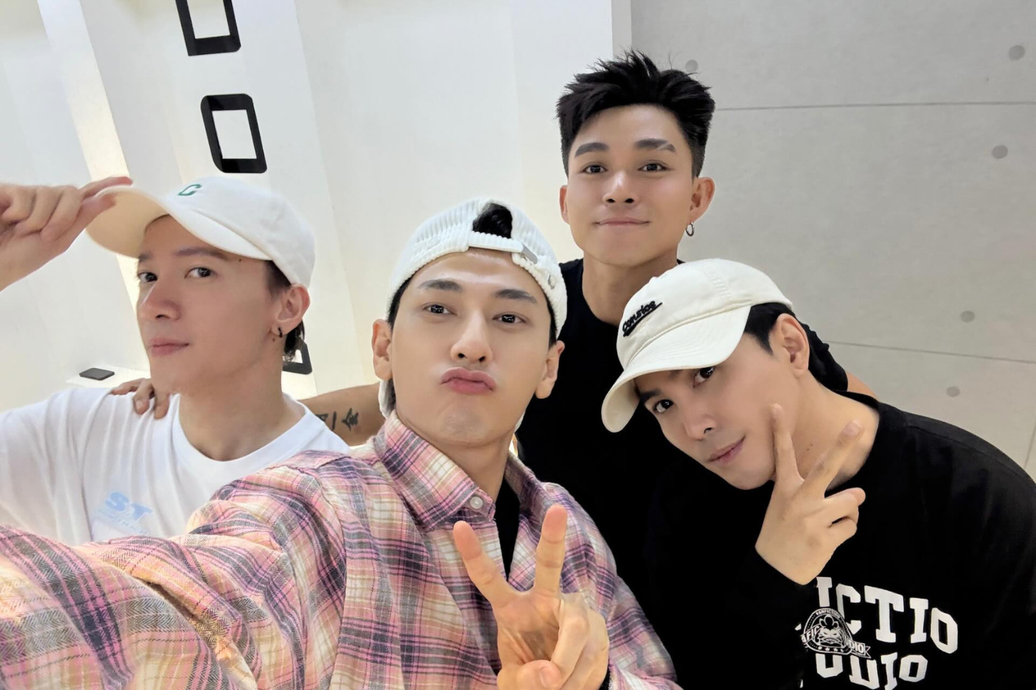 Mỹ nam gốc miền Tây đẹp trai nhất Vbiz: Cả đời không biết xấu là gì, cát xê từ 10.000 đồng đến hàng trăm triệu- Ảnh 8.