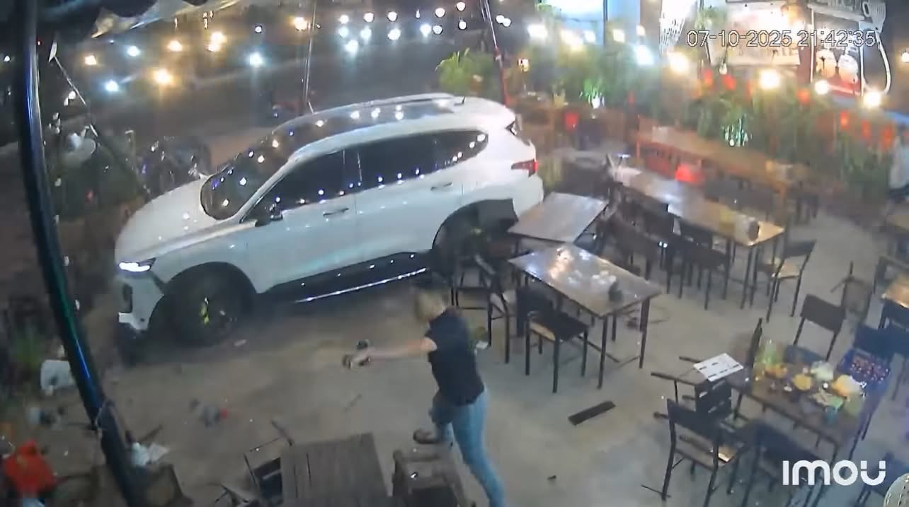 Danh tính tài xế lao xe vào quán nhậu sau mâu thuẫn, làm 1 phụ nữ chết oan- Ảnh 1. Danh tính tài xế lao xe vào quán nhậu sau mâu thuẫn, làm 1 phụ nữ chết oan- Ảnh 1.