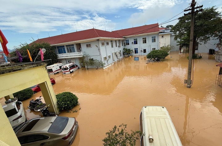 Cô Lập Giữa Biển Nước, Bệnh Viện Ở Lạng Sơn 'Cầm Cự' Từng Giờ- Ảnh 3. Cô Lập Giữa Biển Nước, Bệnh Viện Ở Lạng Sơn 'Cầm Cự' Từng Giờ- Ảnh 3.