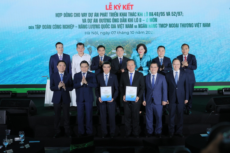 Thương vụ 1 tỷ USD kỷ lục ngành năng lượng: Khi doanh nghiệp lớn nhất Việt Nam bắt tay với ngân hàng vốn hóa cao nhất trên sàn chứng khoán- Ảnh 3. Thương vụ 1 tỷ USD kỷ lục ngành năng lượng: Khi doanh nghiệp lớn nhất Việt Nam bắt tay với ngân hàng vốn hóa cao nhất trên sàn chứng khoán- Ảnh 3.
