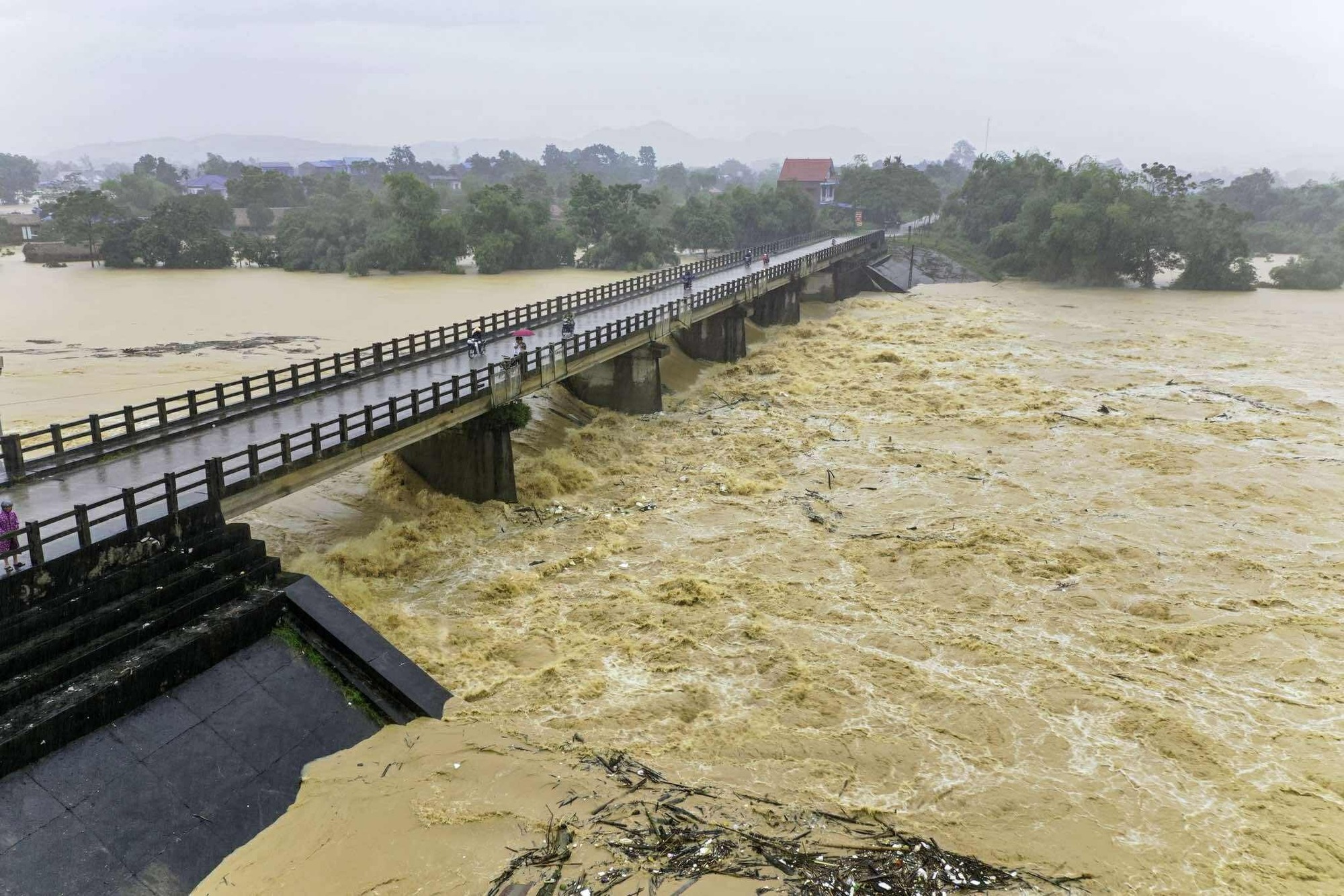 VIDEO: Mưa ngập tới m&aacute;i nh&agrave;, người d&acirc;n Th&aacute;i nguy&ecirc;n cầu cứu khắp nơi- Ảnh 1.