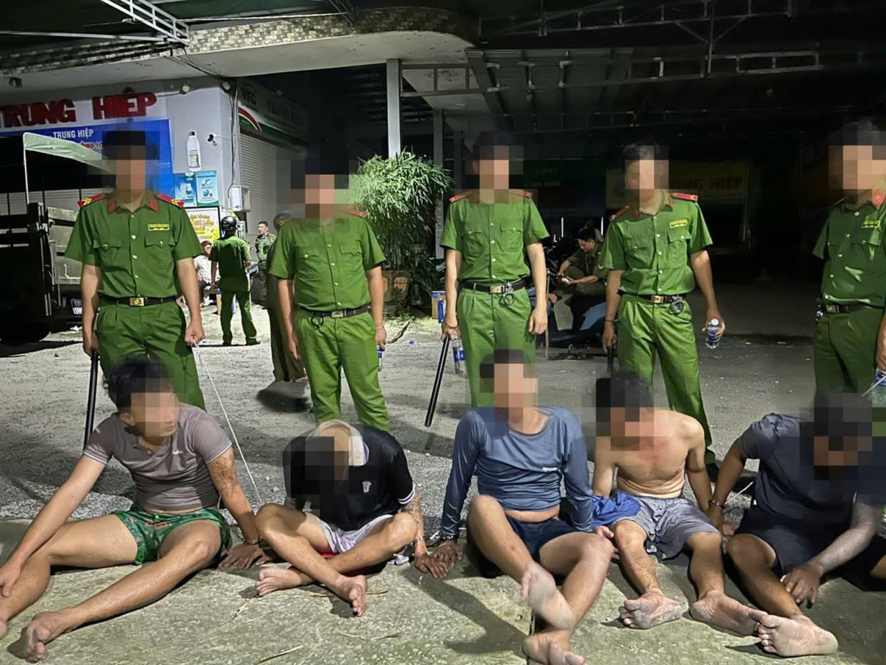 Tạm giữ 14  đối tượng cầm đầu vụ hơn 300 học vi&ecirc;n ph&aacute; r&agrave;o trốn khỏi cơ sở cai nghiện ở An Giang- Ảnh 3.