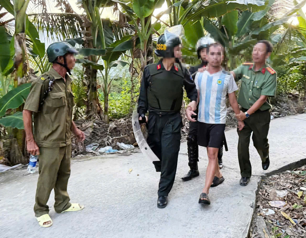 Tạm giữ 14  đối tượng cầm đầu vụ hơn 300 học vi&ecirc;n ph&aacute; r&agrave;o trốn khỏi cơ sở cai nghiện ở An Giang- Ảnh 1.