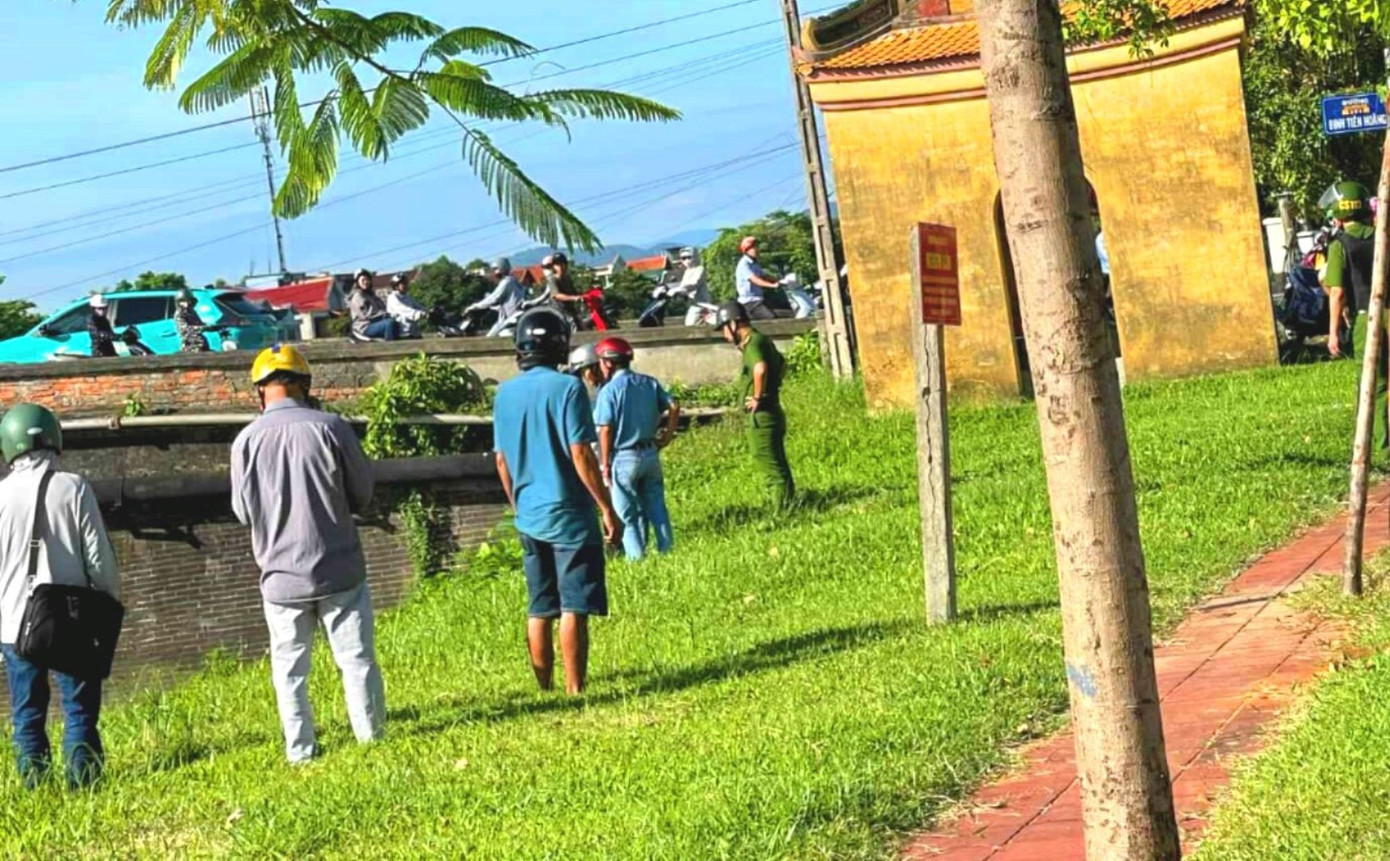 ‘Nghịch tử’ dùng dùi đục tấn công mẹ và người thân rồi nhảy xuống sông- Ảnh 1.