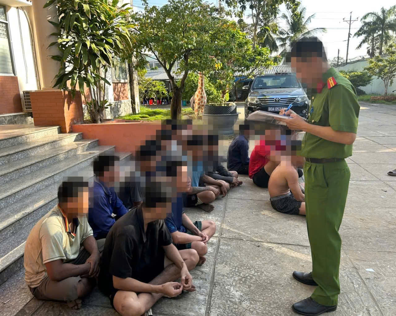 Tạm giữ 14  đối tượng cầm đầu vụ hơn 300 học vi&ecirc;n ph&aacute; r&agrave;o trốn khỏi cơ sở cai nghiện ở An Giang- Ảnh 2.