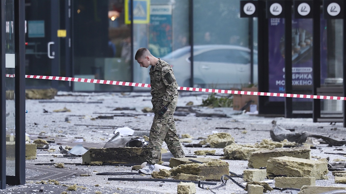 Kho dầu ở Crimea ch&aacute;y m&atilde;i kh&ocirc;ng dứt, Nga tuy&ecirc;n bố hạ h&agrave;ng trăm UAV Ukraine- Ảnh 5.
