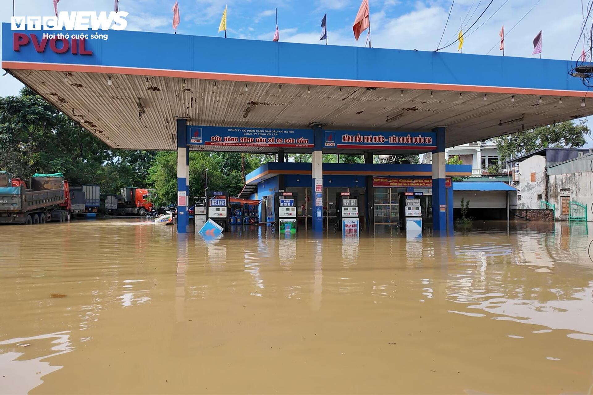 Cao tốc H&agrave; Nội - Th&aacute;i Nguy&ecirc;n t&ecirc; liệt v&igrave; lũ, &ocirc; t&ocirc; nối đu&ocirc;i 15 giờ chờ nước r&uacute;t- Ảnh 19.