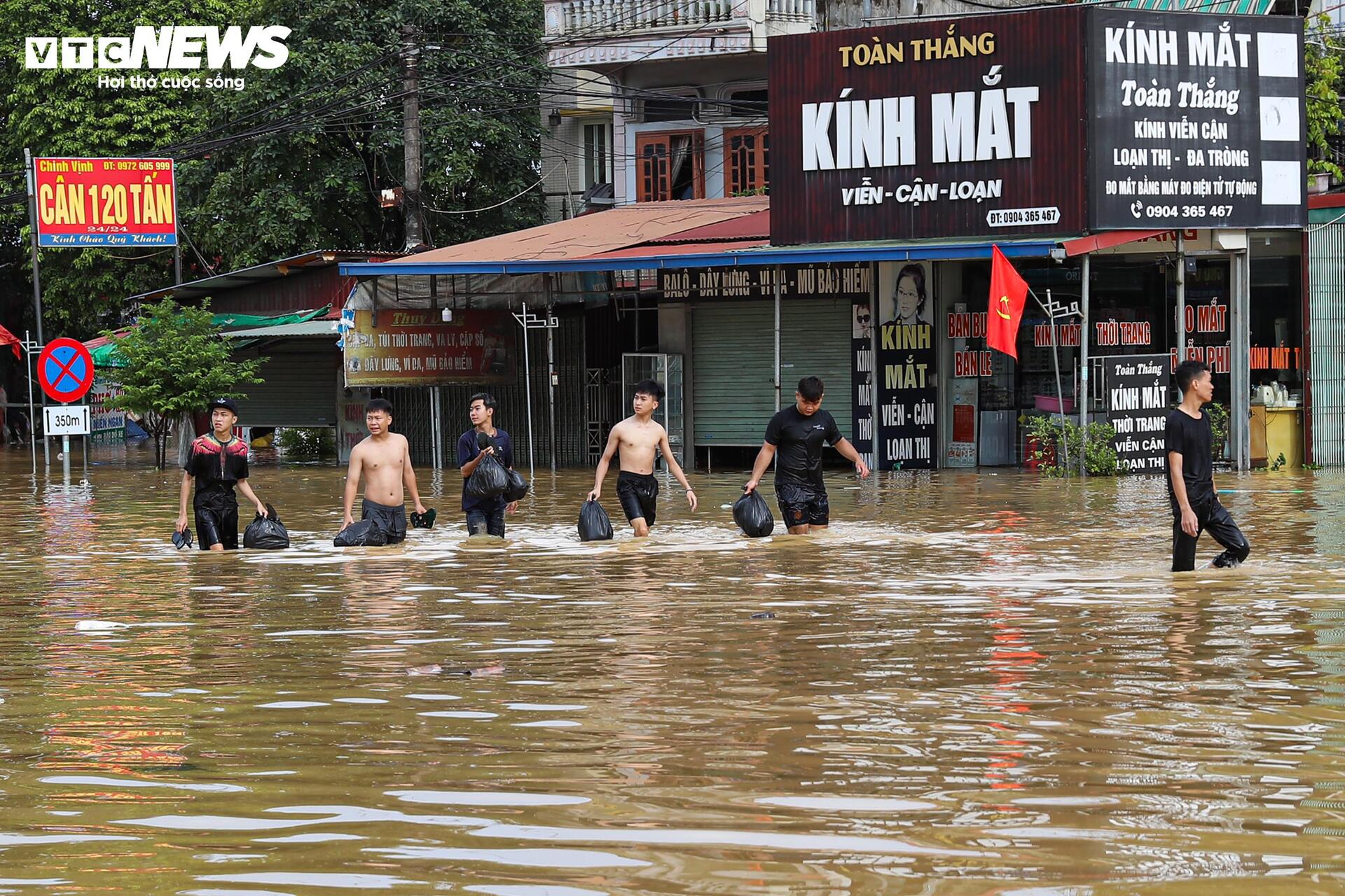 Cao tốc H&agrave; Nội - Th&aacute;i Nguy&ecirc;n t&ecirc; liệt v&igrave; lũ, &ocirc; t&ocirc; nối đu&ocirc;i 15 giờ chờ nước r&uacute;t- Ảnh 17.