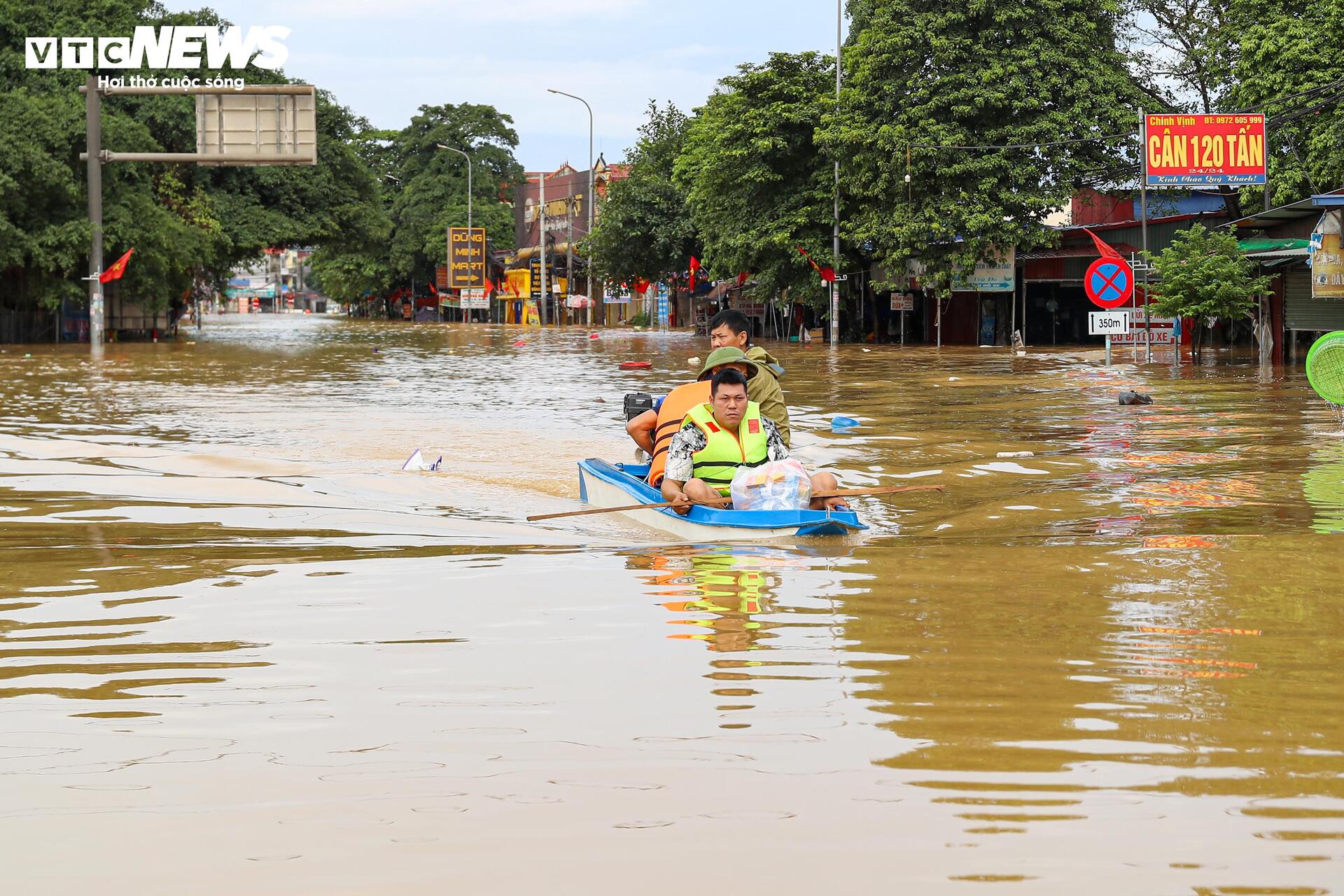 Cao tốc H&agrave; Nội - Th&aacute;i Nguy&ecirc;n t&ecirc; liệt v&igrave; lũ, &ocirc; t&ocirc; nối đu&ocirc;i 15 giờ chờ nước r&uacute;t- Ảnh 12.