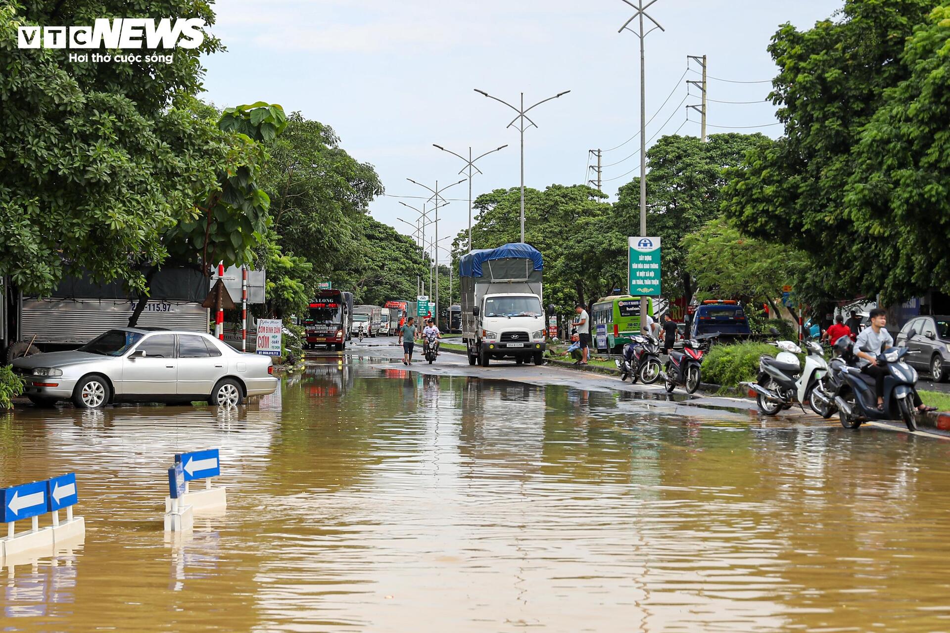 Cao tốc H&agrave; Nội - Th&aacute;i Nguy&ecirc;n t&ecirc; liệt v&igrave; lũ, &ocirc; t&ocirc; nối đu&ocirc;i 15 giờ chờ nước r&uacute;t- Ảnh 5.