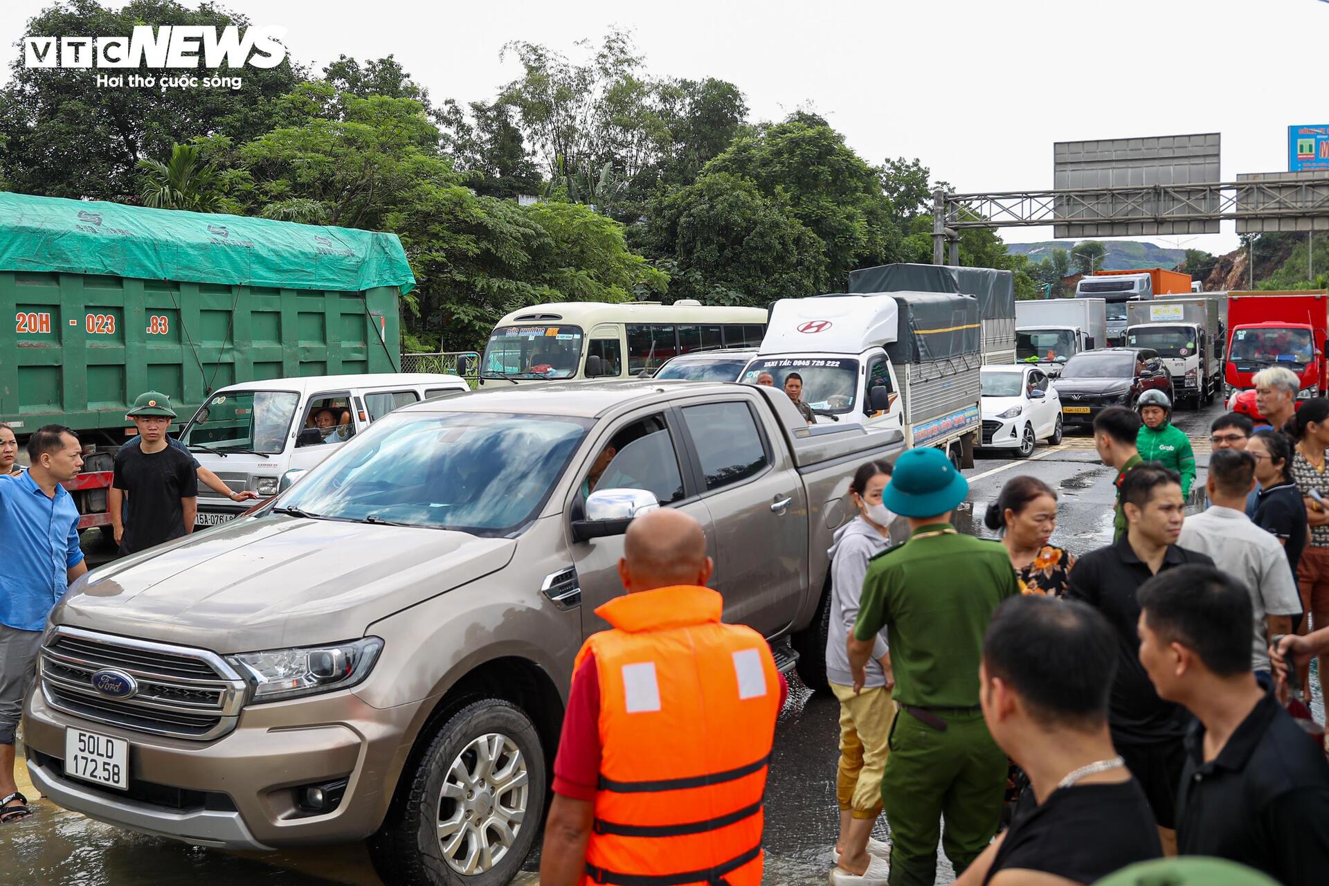 Cao tốc H&agrave; Nội - Th&aacute;i Nguy&ecirc;n t&ecirc; liệt v&igrave; lũ, &ocirc; t&ocirc; nối đu&ocirc;i 15 giờ chờ nước r&uacute;t- Ảnh 4.