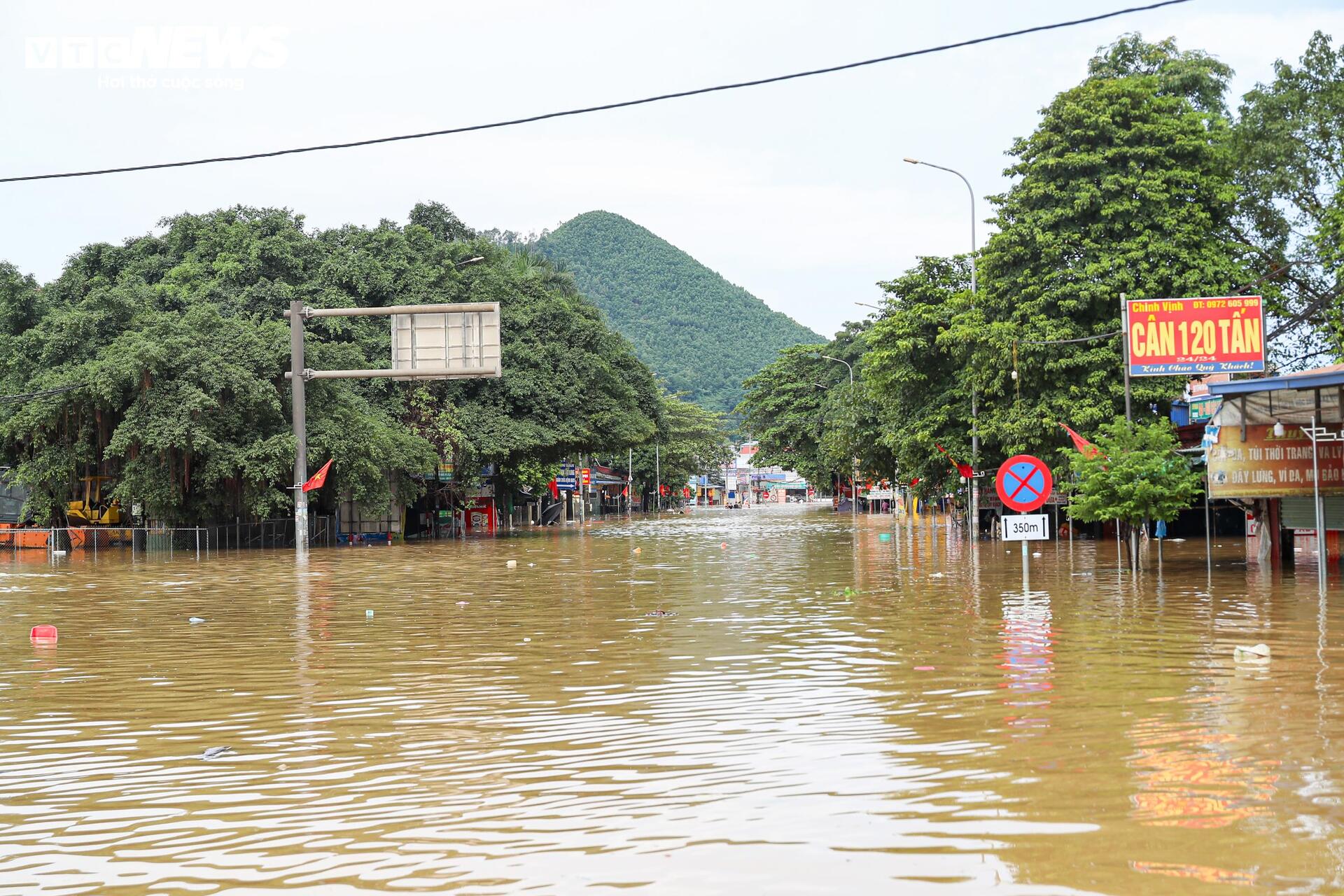 Cao tốc H&agrave; Nội - Th&aacute;i Nguy&ecirc;n t&ecirc; liệt v&igrave; lũ, &ocirc; t&ocirc; nối đu&ocirc;i 15 giờ chờ nước r&uacute;t- Ảnh 1.