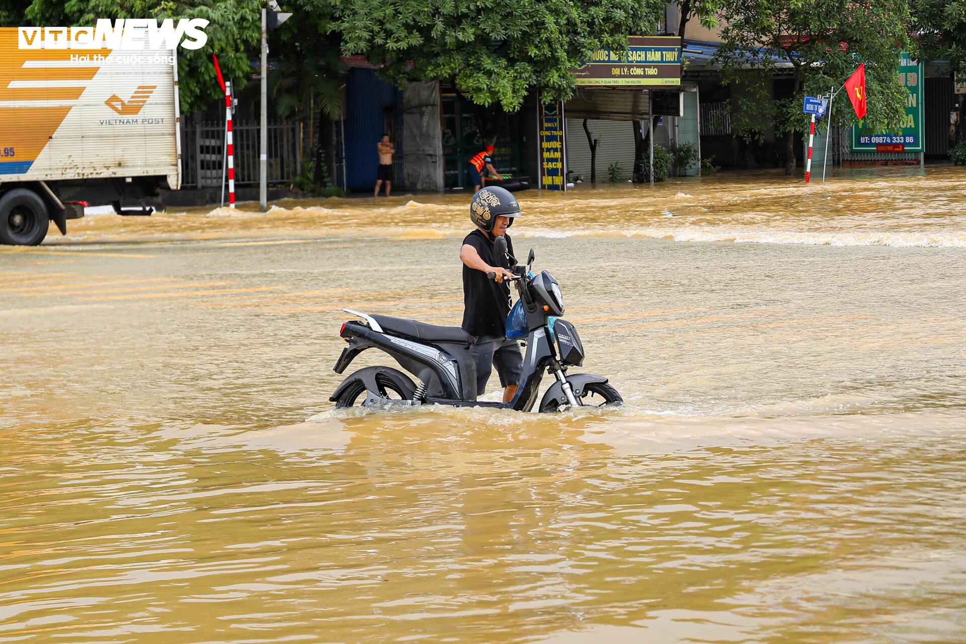 Cao tốc H&agrave; Nội - Th&aacute;i Nguy&ecirc;n t&ecirc; liệt v&igrave; lũ, &ocirc; t&ocirc; nối đu&ocirc;i 15 giờ chờ nước r&uacute;t- Ảnh 8.