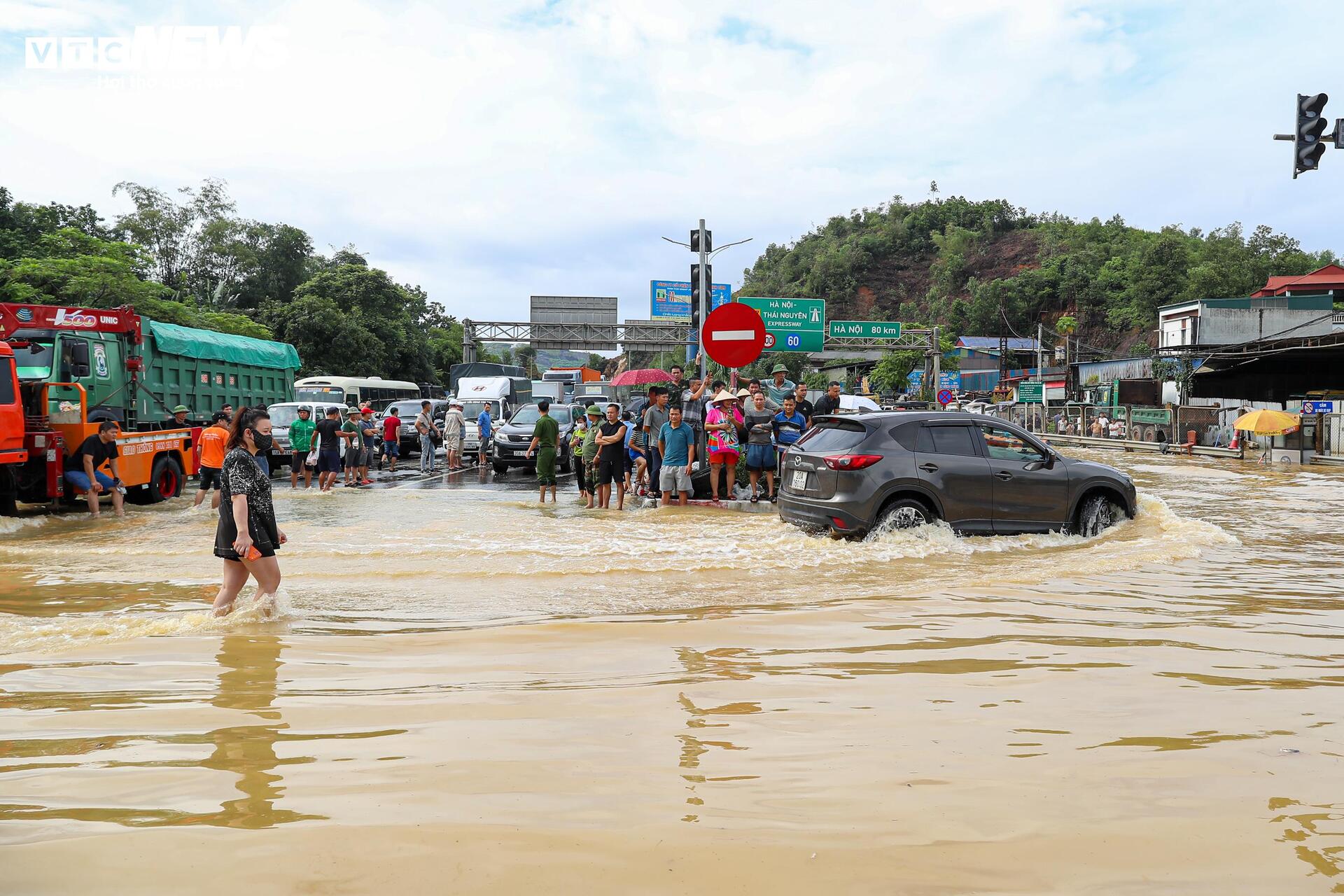 Cao tốc H&agrave; Nội - Th&aacute;i Nguy&ecirc;n t&ecirc; liệt v&igrave; lũ, &ocirc; t&ocirc; nối đu&ocirc;i 15 giờ chờ nước r&uacute;t- Ảnh 6.