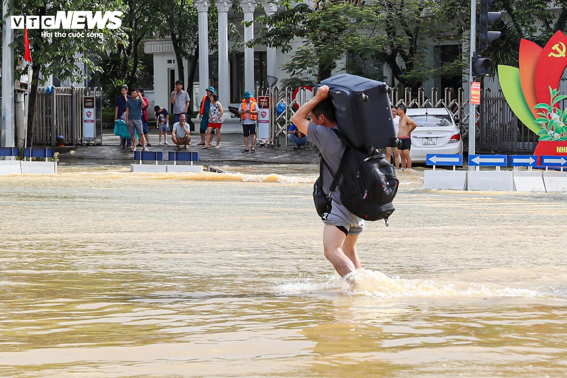 Cao tốc H&agrave; Nội - Th&aacute;i Nguy&ecirc;n t&ecirc; liệt v&igrave; lũ, &ocirc; t&ocirc; nối đu&ocirc;i 15 giờ chờ nước r&uacute;t- Ảnh 16.