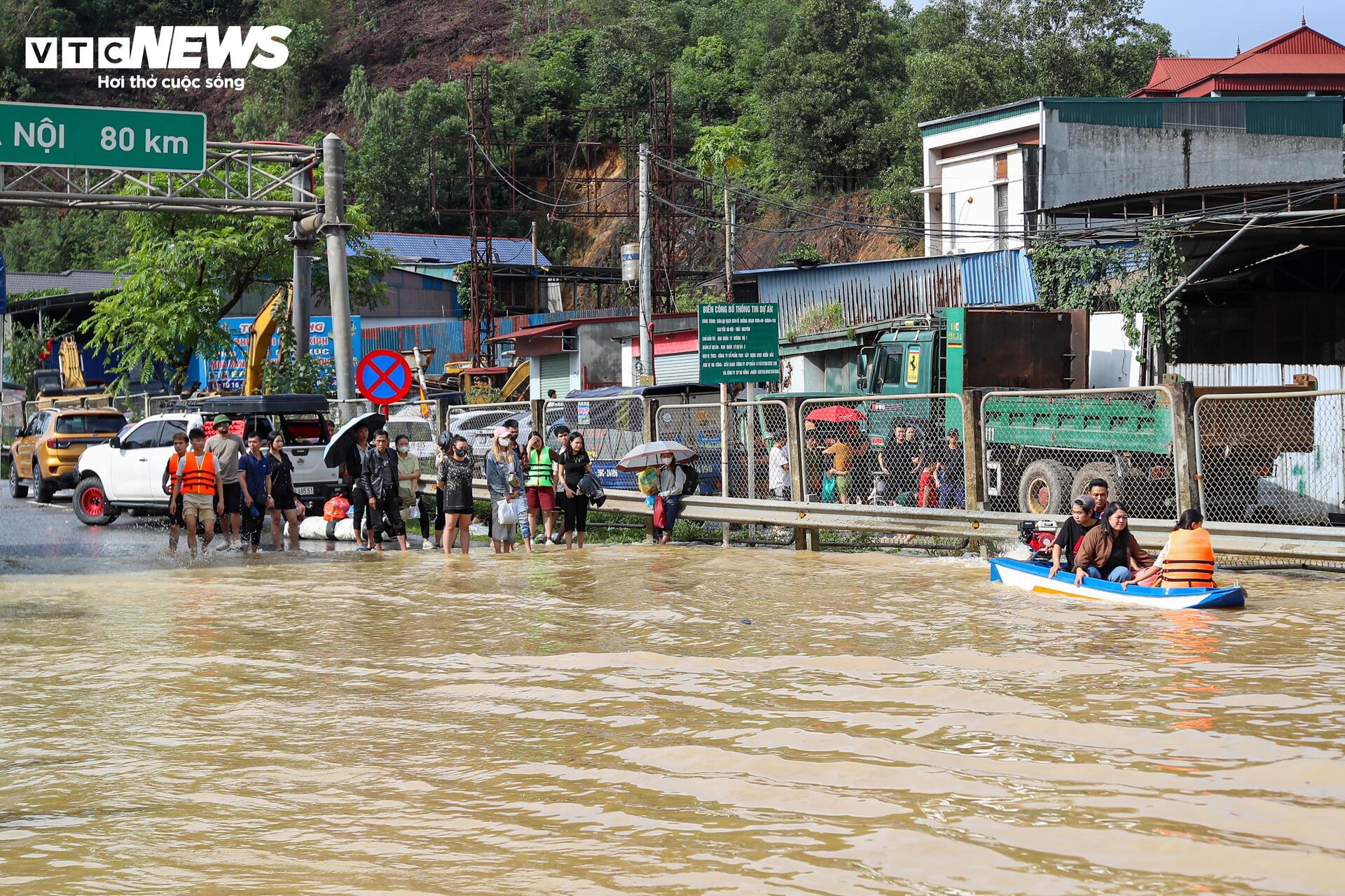 Cao tốc H&agrave; Nội - Th&aacute;i Nguy&ecirc;n t&ecirc; liệt v&igrave; lũ, &ocirc; t&ocirc; nối đu&ocirc;i 15 giờ chờ nước r&uacute;t- Ảnh 11.