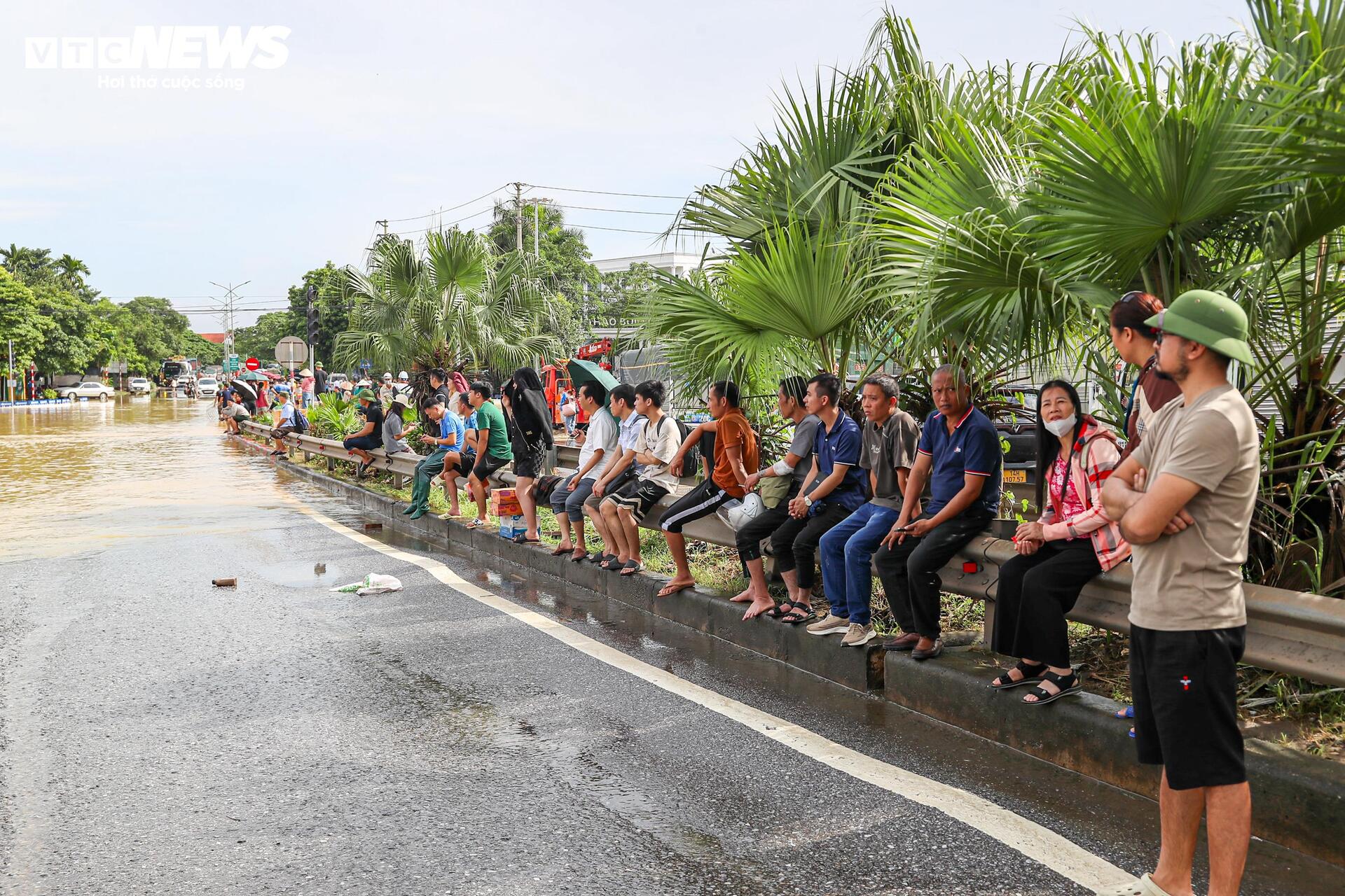 Cao tốc H&agrave; Nội - Th&aacute;i Nguy&ecirc;n t&ecirc; liệt v&igrave; lũ, &ocirc; t&ocirc; nối đu&ocirc;i 15 giờ chờ nước r&uacute;t- Ảnh 9.