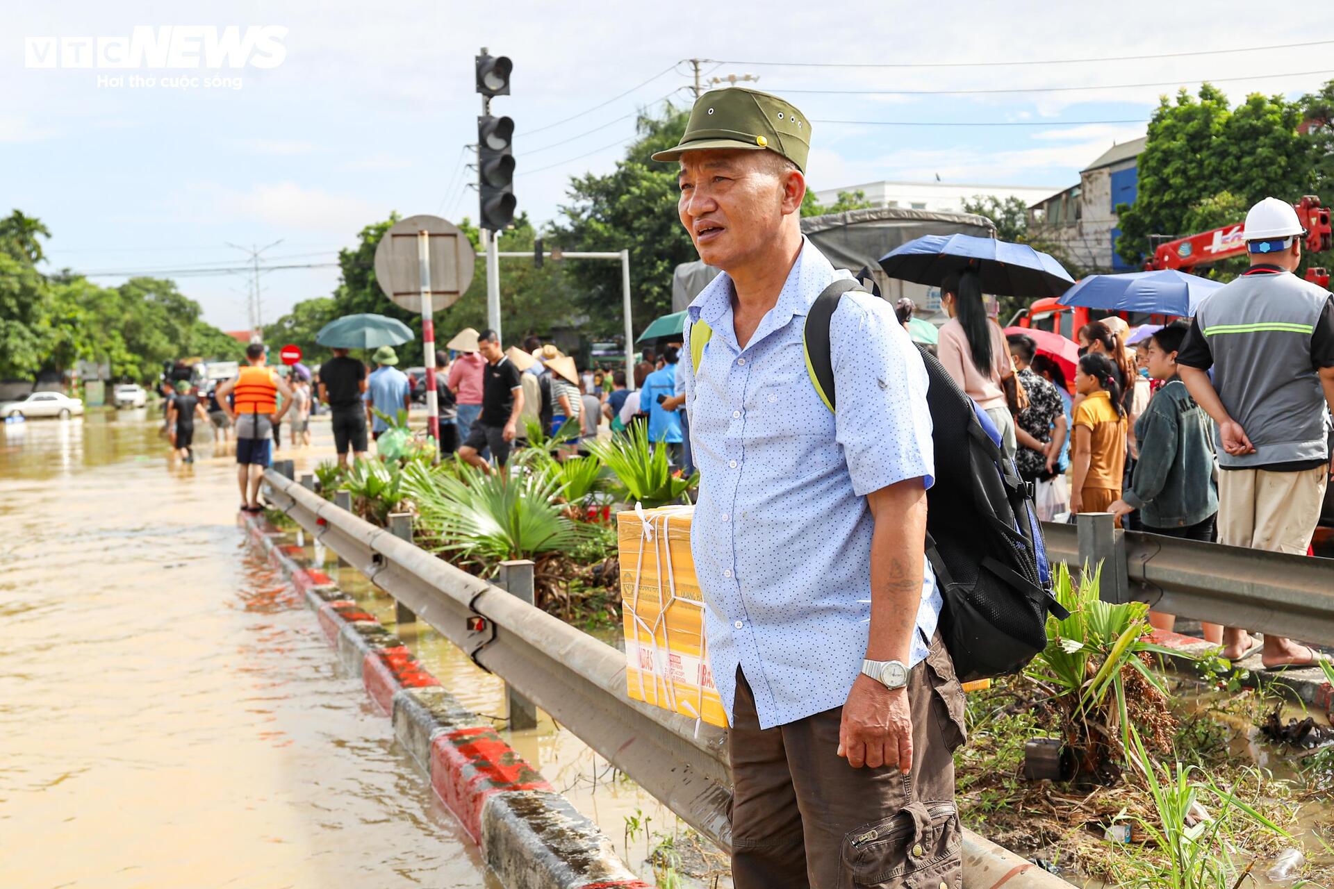 Cao tốc H&agrave; Nội - Th&aacute;i Nguy&ecirc;n t&ecirc; liệt v&igrave; lũ, &ocirc; t&ocirc; nối đu&ocirc;i 15 giờ chờ nước r&uacute;t- Ảnh 10.