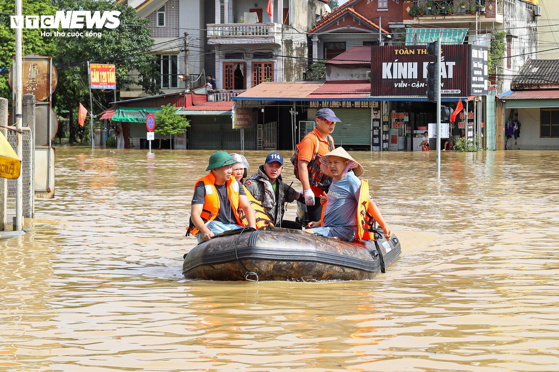 Cao tốc H&agrave; Nội - Th&aacute;i Nguy&ecirc;n t&ecirc; liệt v&igrave; lũ, &ocirc; t&ocirc; nối đu&ocirc;i 15 giờ chờ nước r&uacute;t- Ảnh 13.