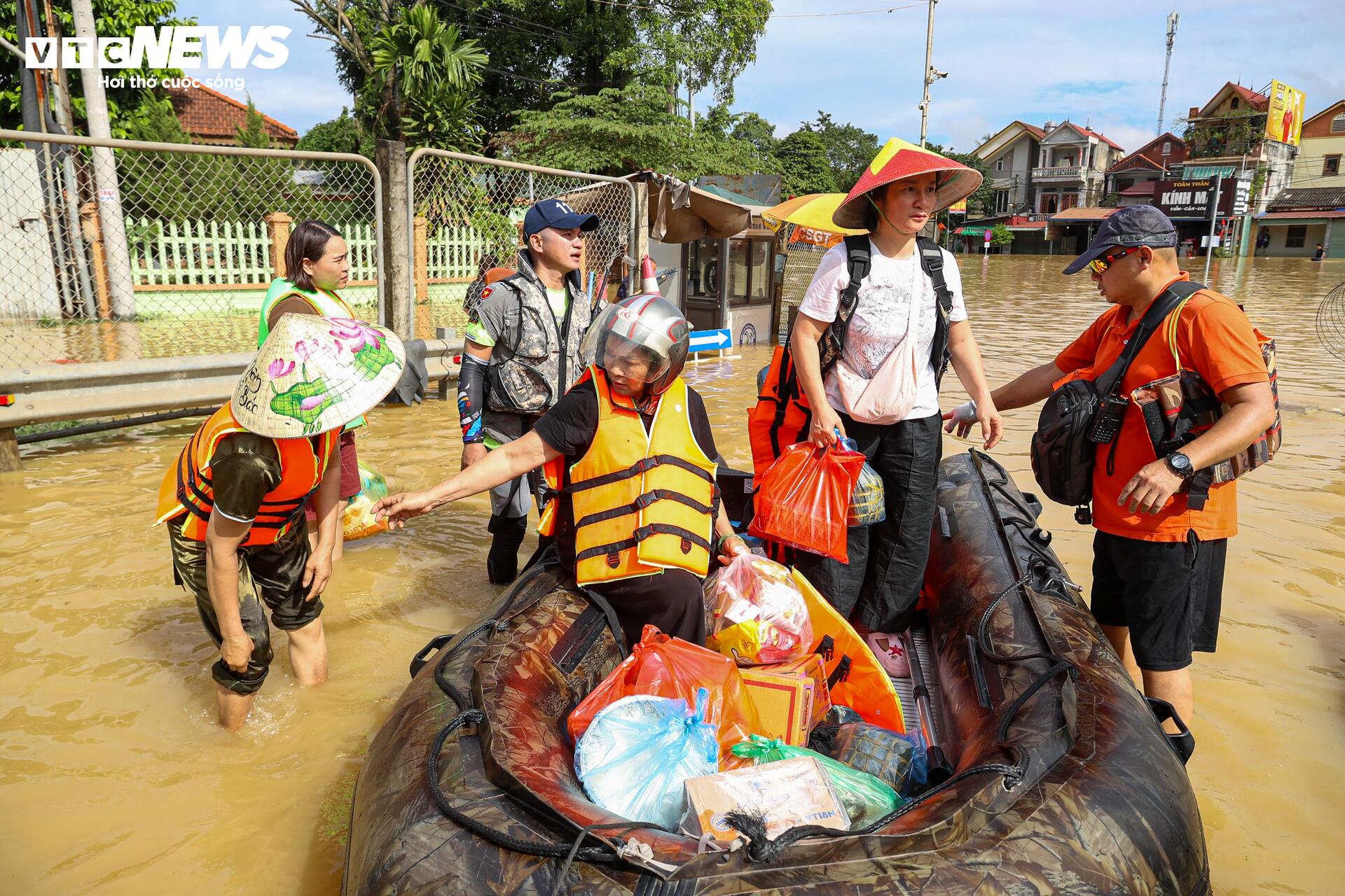 Cao tốc H&agrave; Nội - Th&aacute;i Nguy&ecirc;n t&ecirc; liệt v&igrave; lũ, &ocirc; t&ocirc; nối đu&ocirc;i 15 giờ chờ nước r&uacute;t- Ảnh 14.