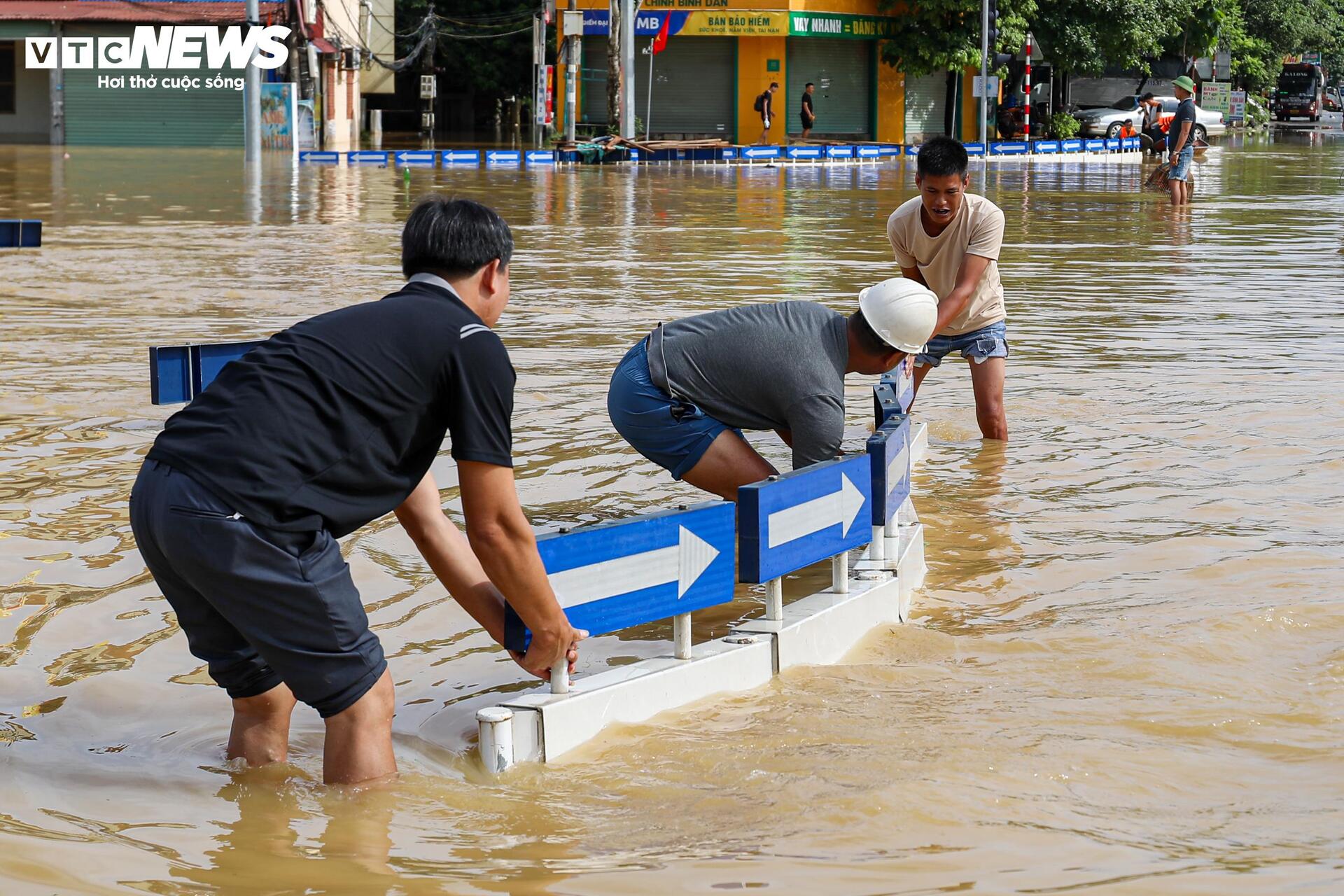 Cao tốc H&agrave; Nội - Th&aacute;i Nguy&ecirc;n t&ecirc; liệt v&igrave; lũ, &ocirc; t&ocirc; nối đu&ocirc;i 15 giờ chờ nước r&uacute;t- Ảnh 7.