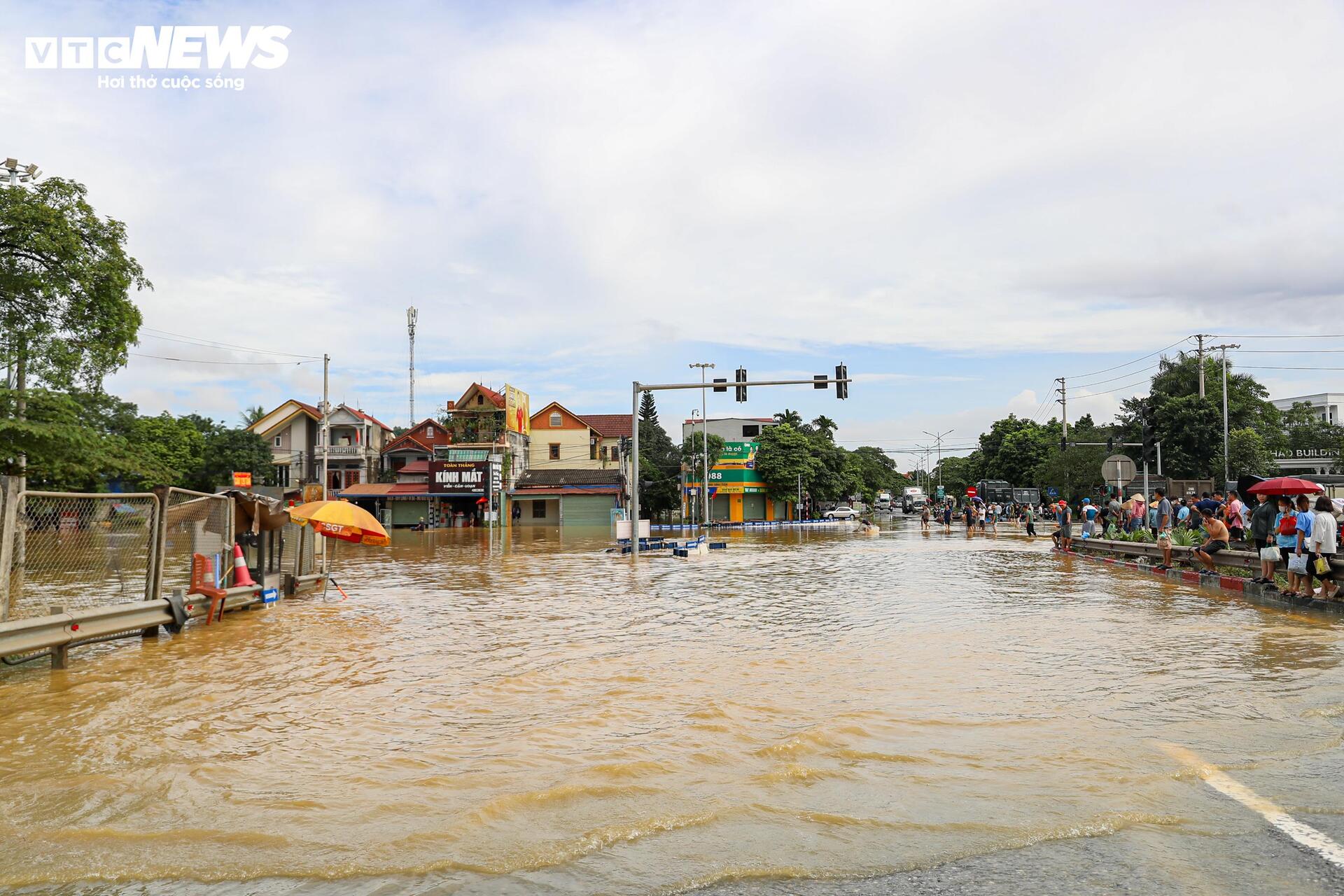 Cao tốc H&agrave; Nội - Th&aacute;i Nguy&ecirc;n t&ecirc; liệt v&igrave; lũ, &ocirc; t&ocirc; nối đu&ocirc;i 15 giờ chờ nước r&uacute;t- Ảnh 20.