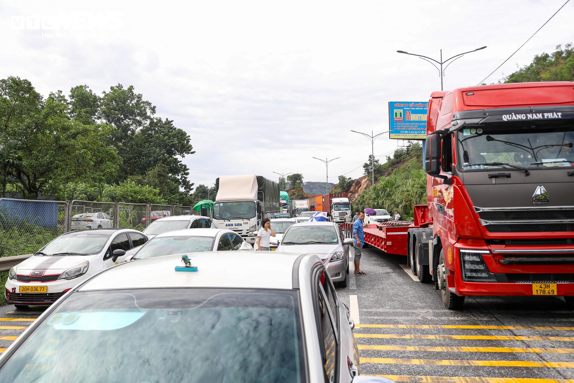 Cao tốc H&agrave; Nội - Th&aacute;i Nguy&ecirc;n t&ecirc; liệt v&igrave; lũ, &ocirc; t&ocirc; nối đu&ocirc;i 15 giờ chờ nước r&uacute;t- Ảnh 2.