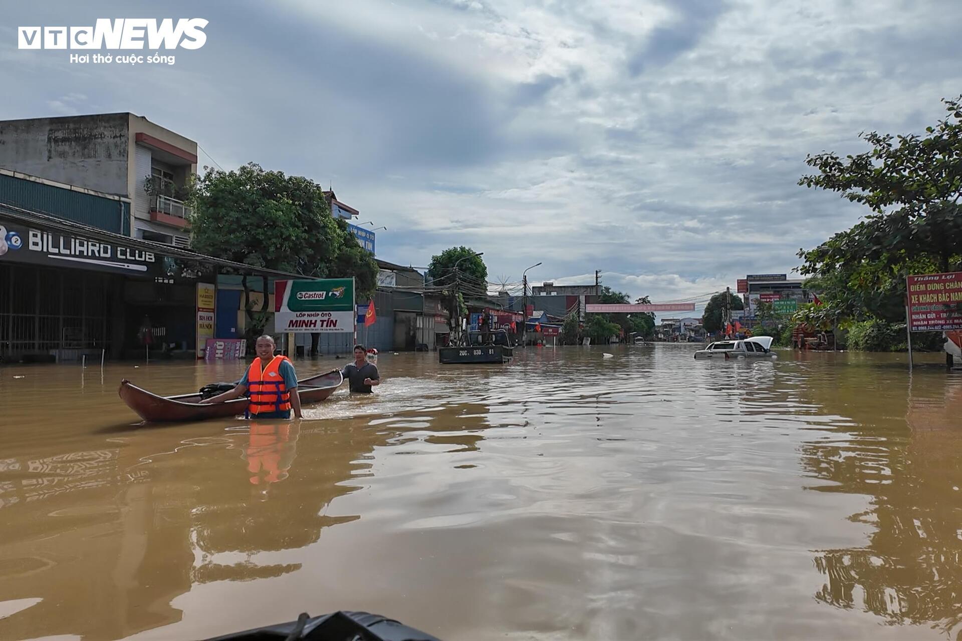 Cao tốc H&agrave; Nội - Th&aacute;i Nguy&ecirc;n t&ecirc; liệt v&igrave; lũ, &ocirc; t&ocirc; nối đu&ocirc;i 15 giờ chờ nước r&uacute;t- Ảnh 18.