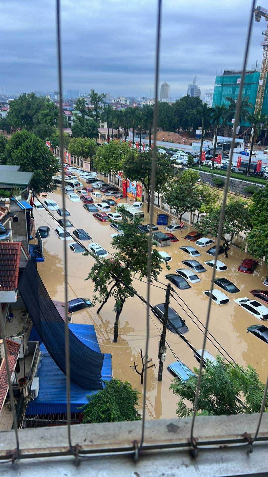 [Cập nhật] Thái Nguyên nhiều khu vực ngập sâu, mất điện; Bắc Ninh tràn đê, nước lũ cuồn cuộn- Ảnh 1.