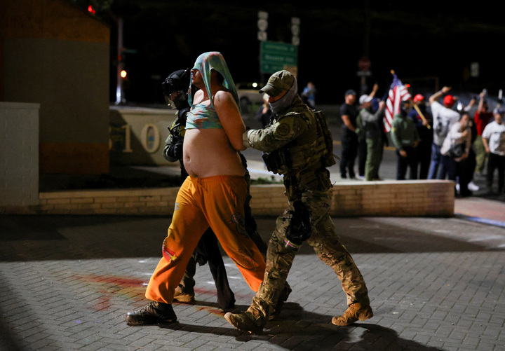 Mạnh tay triển khai Vệ binh Quốc gia, Tổng thống Trump đối mặt rắc rối ph&aacute;p l&yacute;- Ảnh 1.