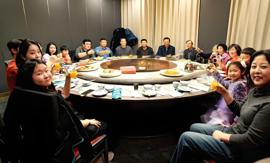 Về quê được hỏi lương, tôi định trả lời thật 90 triệu/tháng nhưng mẹ nói “Chẳng đủ ăn”, vợ cũng gật đầu: Lý do “bẽ mặt” cả đời không quên- Ảnh 1.