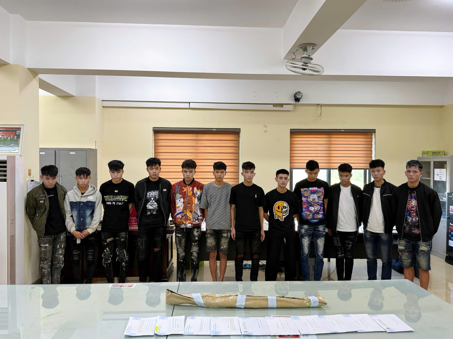 Truy tìm để đánh đối thủ, nhóm 12 đối tượng khiến 2 thiếu niên thương vong- Ảnh 1. Truy tìm để đánh đối thủ, nhóm 12 đối tượng khiến 2 thiếu niên thương vong- Ảnh 1.