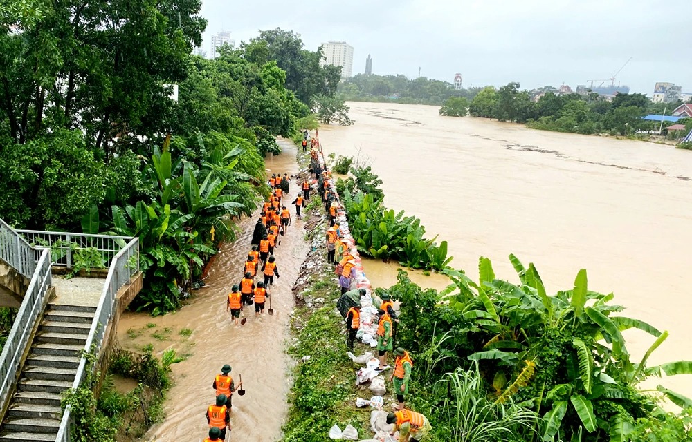 VIDEO: Mưa ngập tới m&aacute;i nh&agrave;, người d&acirc;n Th&aacute;i nguy&ecirc;n cầu cứu khắp nơi- Ảnh 3.