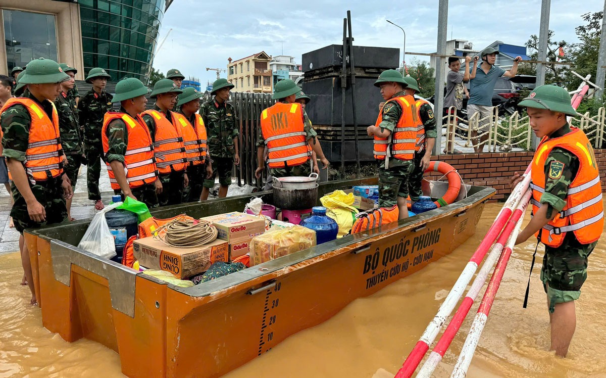 VIDEO: Mưa ngập tới m&aacute;i nh&agrave;, người d&acirc;n Th&aacute;i nguy&ecirc;n cầu cứu khắp nơi- Ảnh 7.