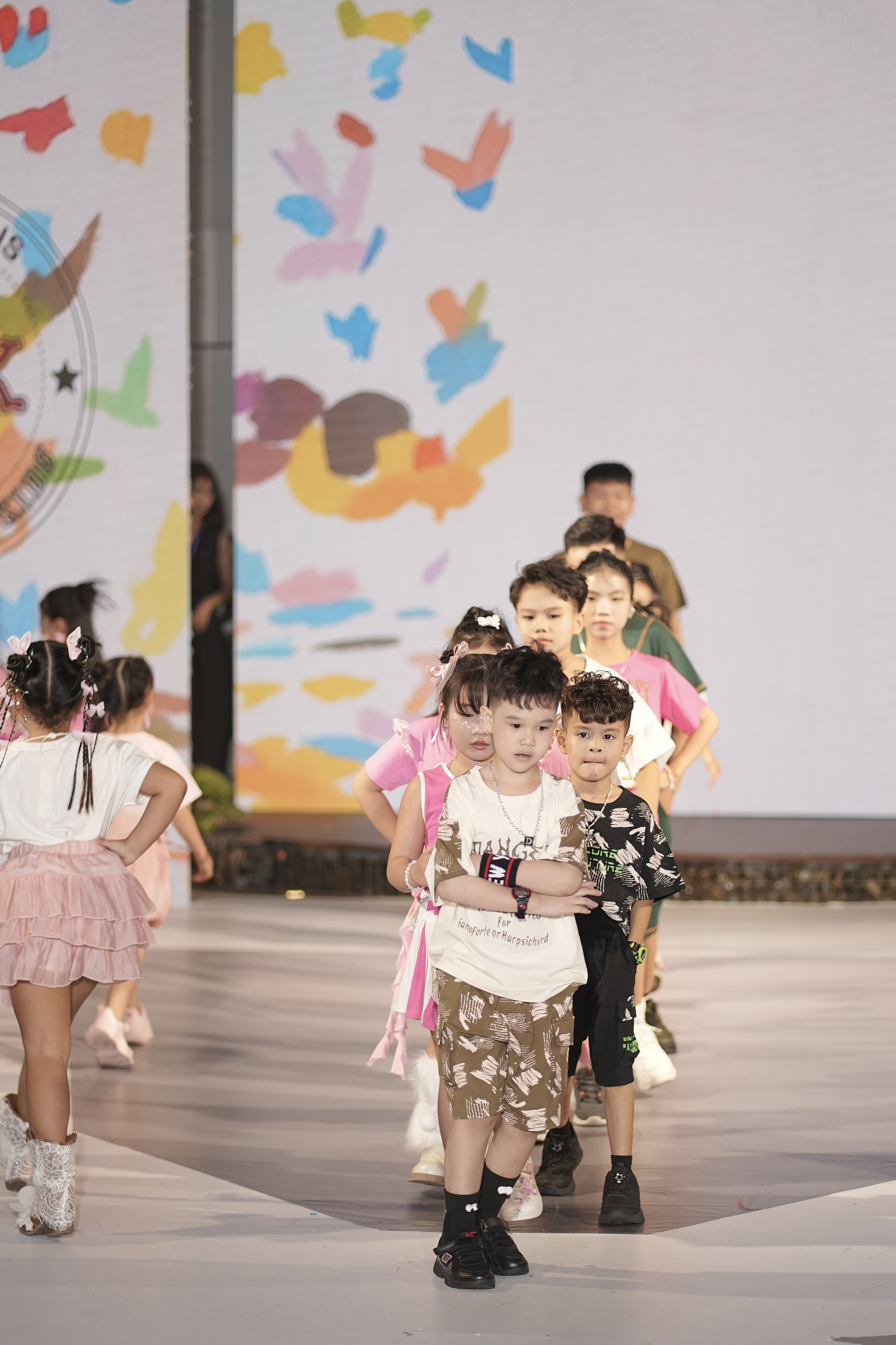 "Em bé chất" làm vedette, khuấy động sàn diễn thời trang nhí- Ảnh 4.