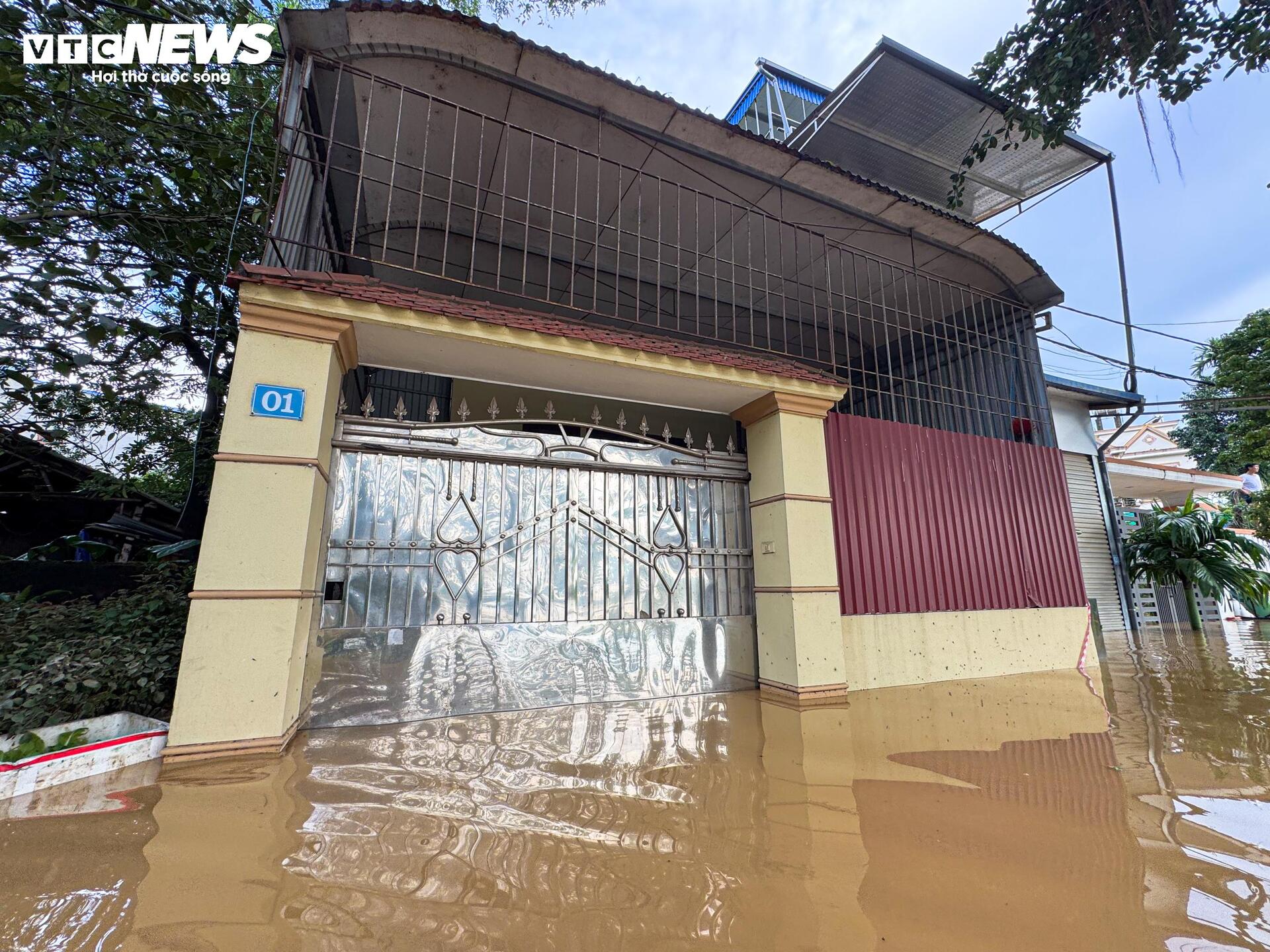 Lũ lịch sử 60 năm ở Th&aacute;i Nguy&ecirc;n, d&acirc;n bắc thang l&ecirc;n tầng 2 chạy lụt- Ảnh 5.