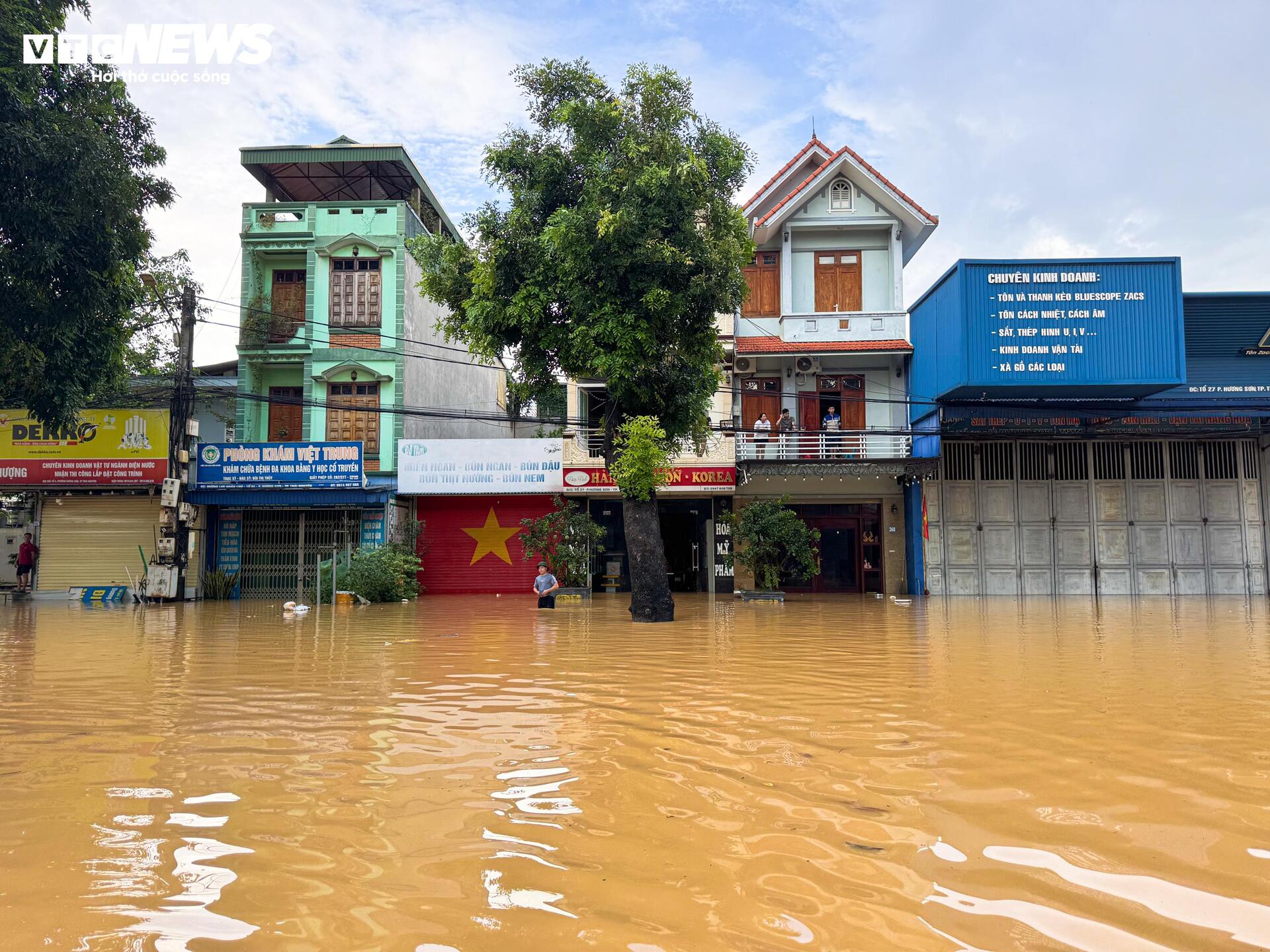 Lũ lịch sử 60 năm ở Th&aacute;i Nguy&ecirc;n, d&acirc;n bắc thang l&ecirc;n tầng 2 chạy lụt- Ảnh 1.