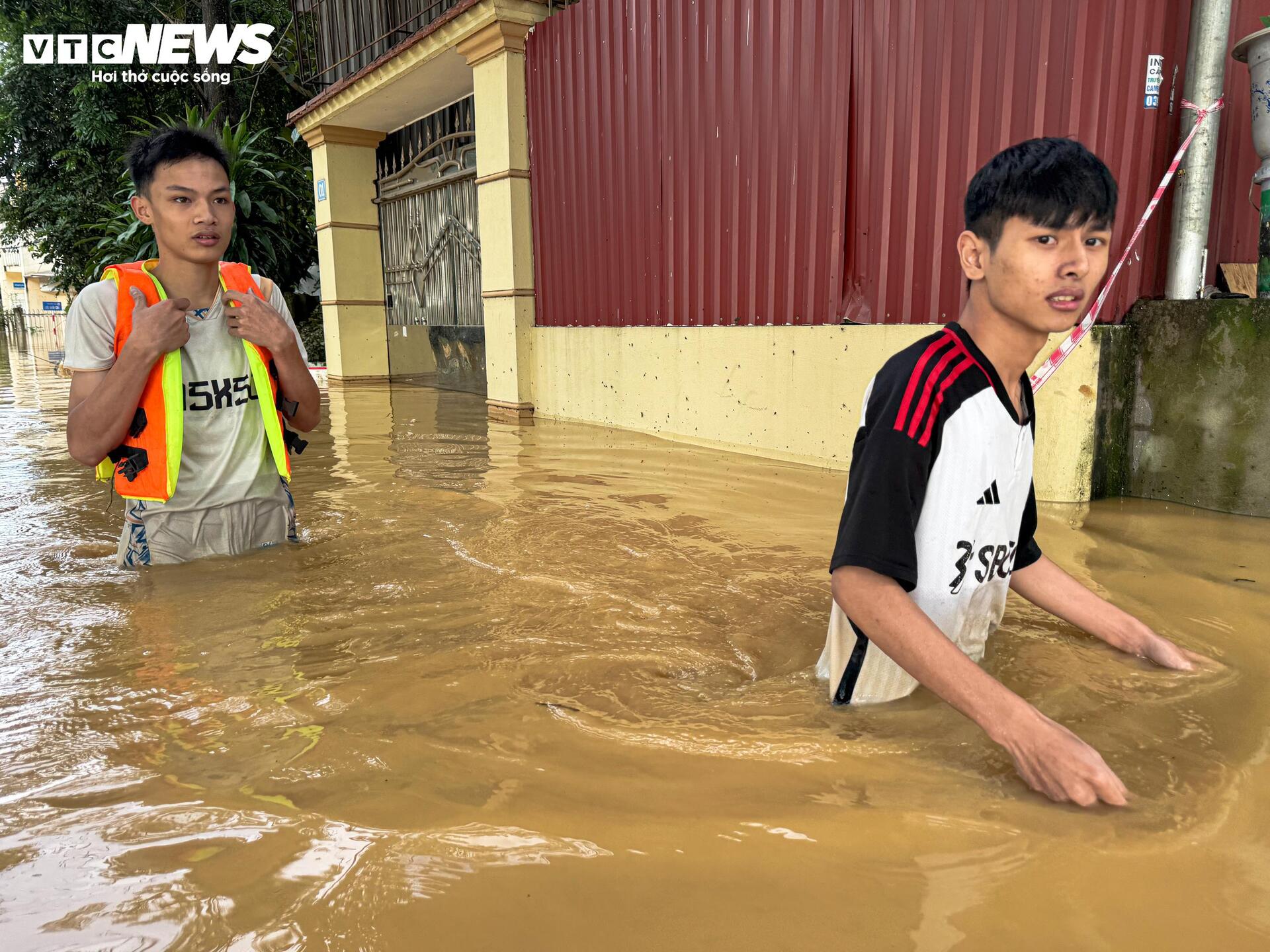 Lũ lịch sử 60 năm ở Th&aacute;i Nguy&ecirc;n, d&acirc;n bắc thang l&ecirc;n tầng 2 chạy lụt- Ảnh 6.