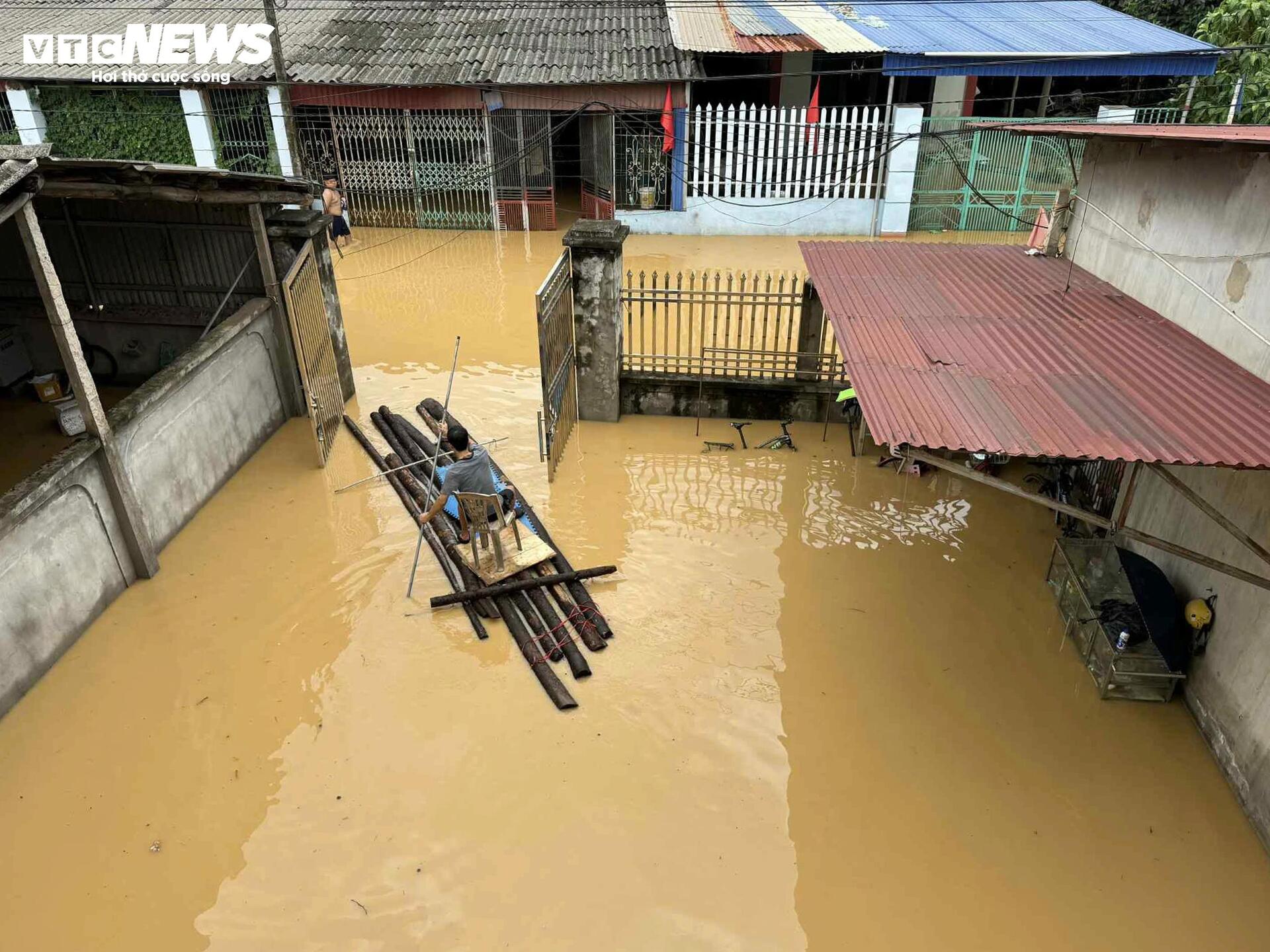 Lũ lịch sử 60 năm ở Th&aacute;i Nguy&ecirc;n, d&acirc;n bắc thang l&ecirc;n tầng 2 chạy lụt- Ảnh 12.