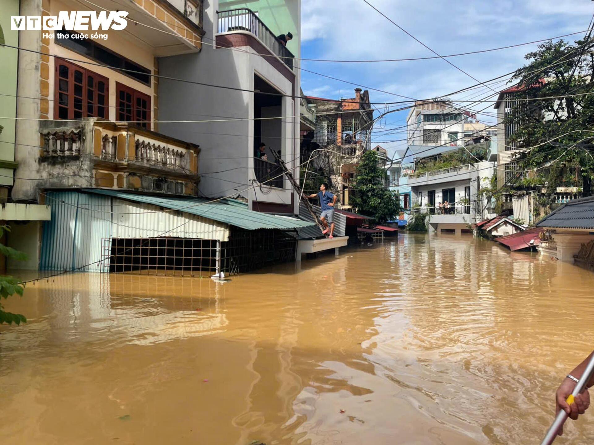 Lũ lịch sử 60 năm ở Th&aacute;i Nguy&ecirc;n, d&acirc;n bắc thang l&ecirc;n tầng 2 chạy lụt- Ảnh 4.