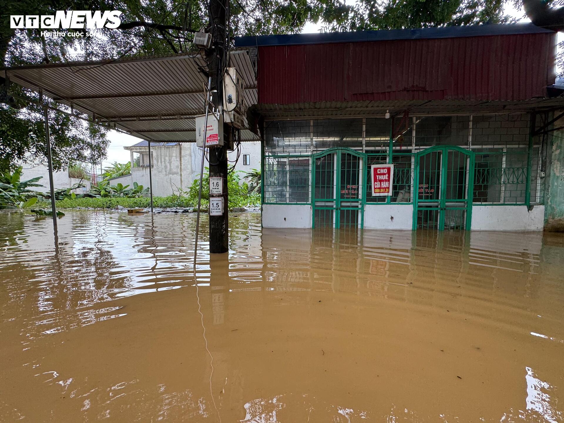 Lũ lịch sử 60 năm ở Th&aacute;i Nguy&ecirc;n, d&acirc;n bắc thang l&ecirc;n tầng 2 chạy lụt- Ảnh 13.